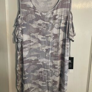 Rock & Republic Gray Camouflage Cold Shoulder Short Sleeve Tee